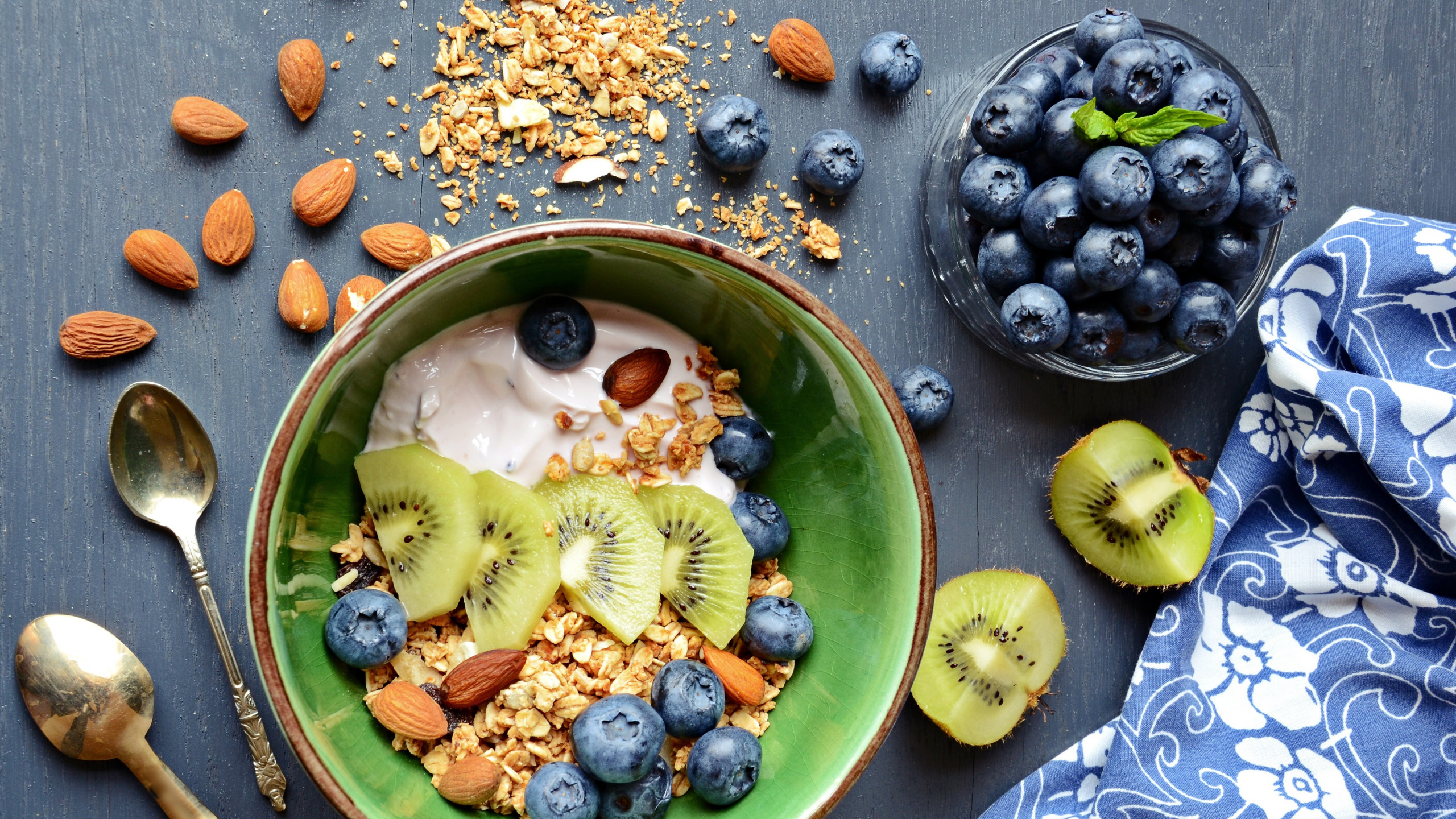 Bayas Azules en Placa de Cerámica Verde. Wallpaper in 2560x1440 Resolution