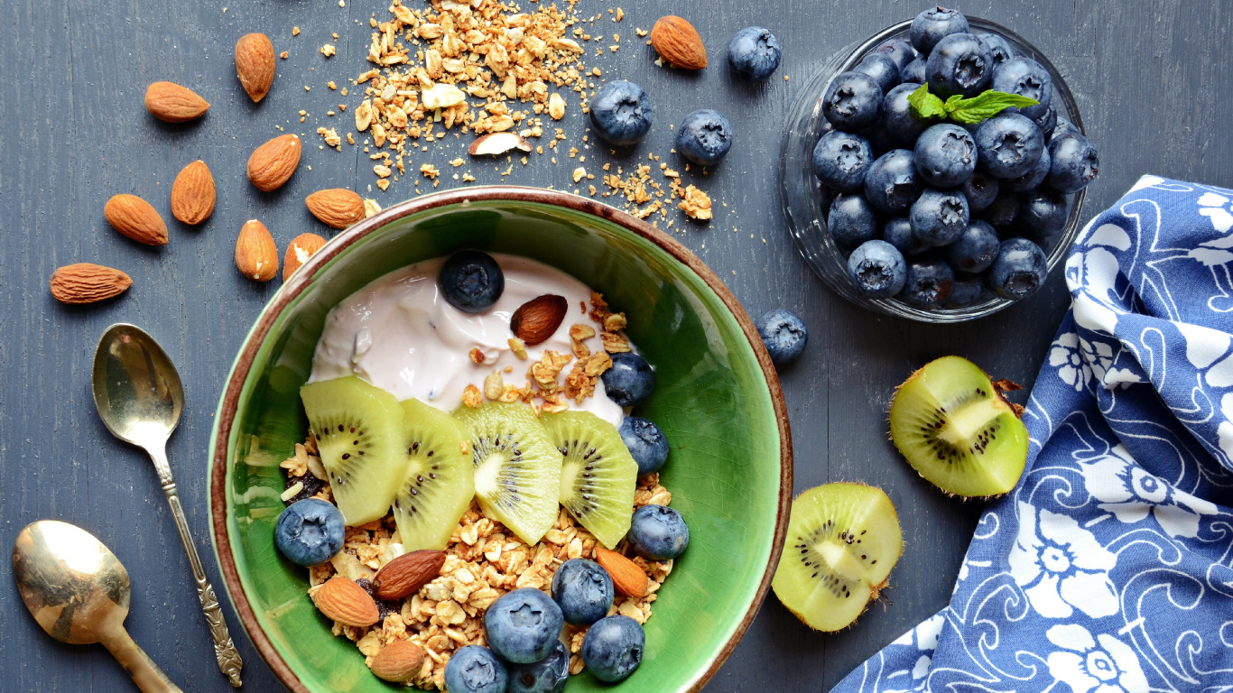 Blue Berries on Green Ceramic Plate. Wallpaper in 1366x768 Resolution
