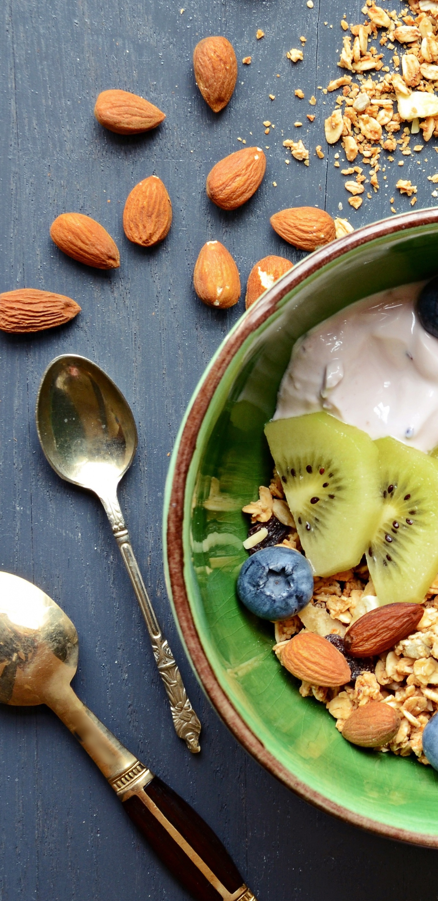 Blue Berries on Green Ceramic Plate. Wallpaper in 1440x2960 Resolution