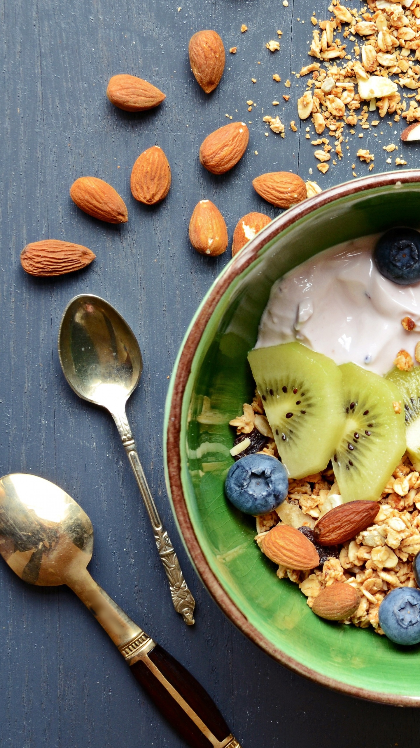 Baies Bleues Sur Plaque en Céramique Verte. Wallpaper in 1440x2560 Resolution