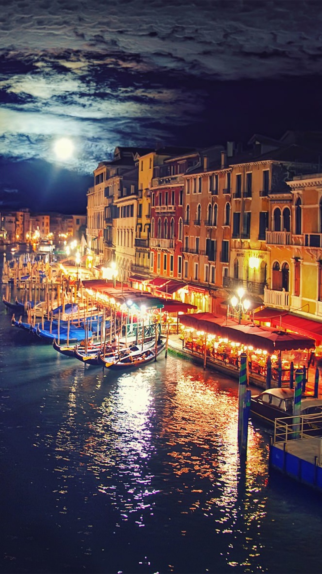 Boat on River Near Buildings During Night Time. Wallpaper in 1080x1920 Resolution