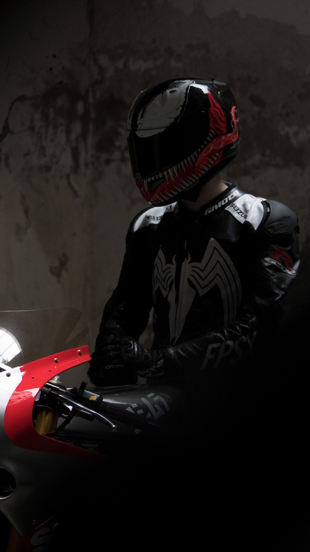 铃木喜欢R1100, 铃木喜欢-R, 红色的, 摩托车头盔, 车灯 壁纸 1080x1920 允许