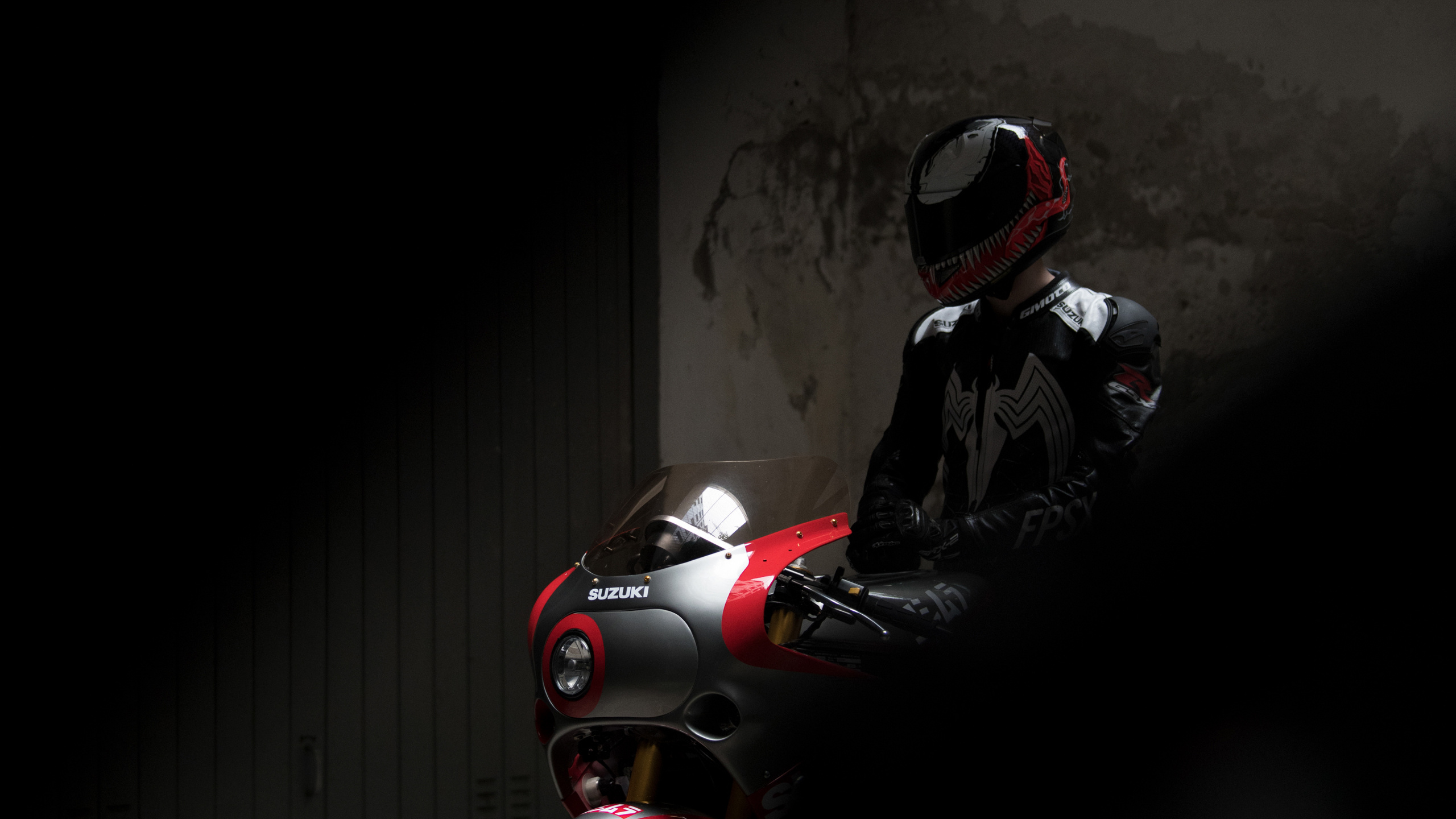 铃木喜欢R1100, 铃木喜欢-R, 红色的, 摩托车头盔, 车灯 壁纸 2560x1440 允许