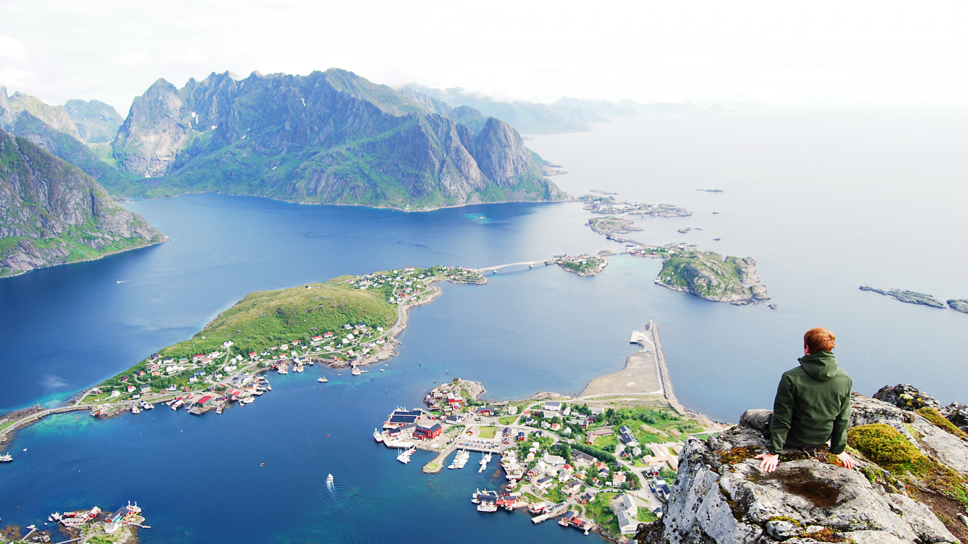 Vista Aérea de Montañas Verdes y Marrones Junto al Cuerpo de Agua Durante el Día. Wallpaper in 3840x2160 Resolution