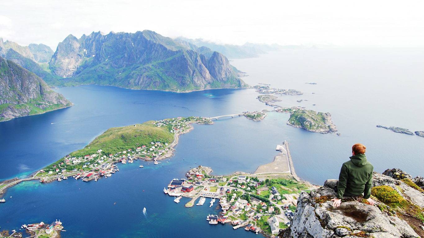 Luftaufnahme Von Grünen Und Braunen Bergen Neben Dem Gewässer Tagsüber. Wallpaper in 1366x768 Resolution