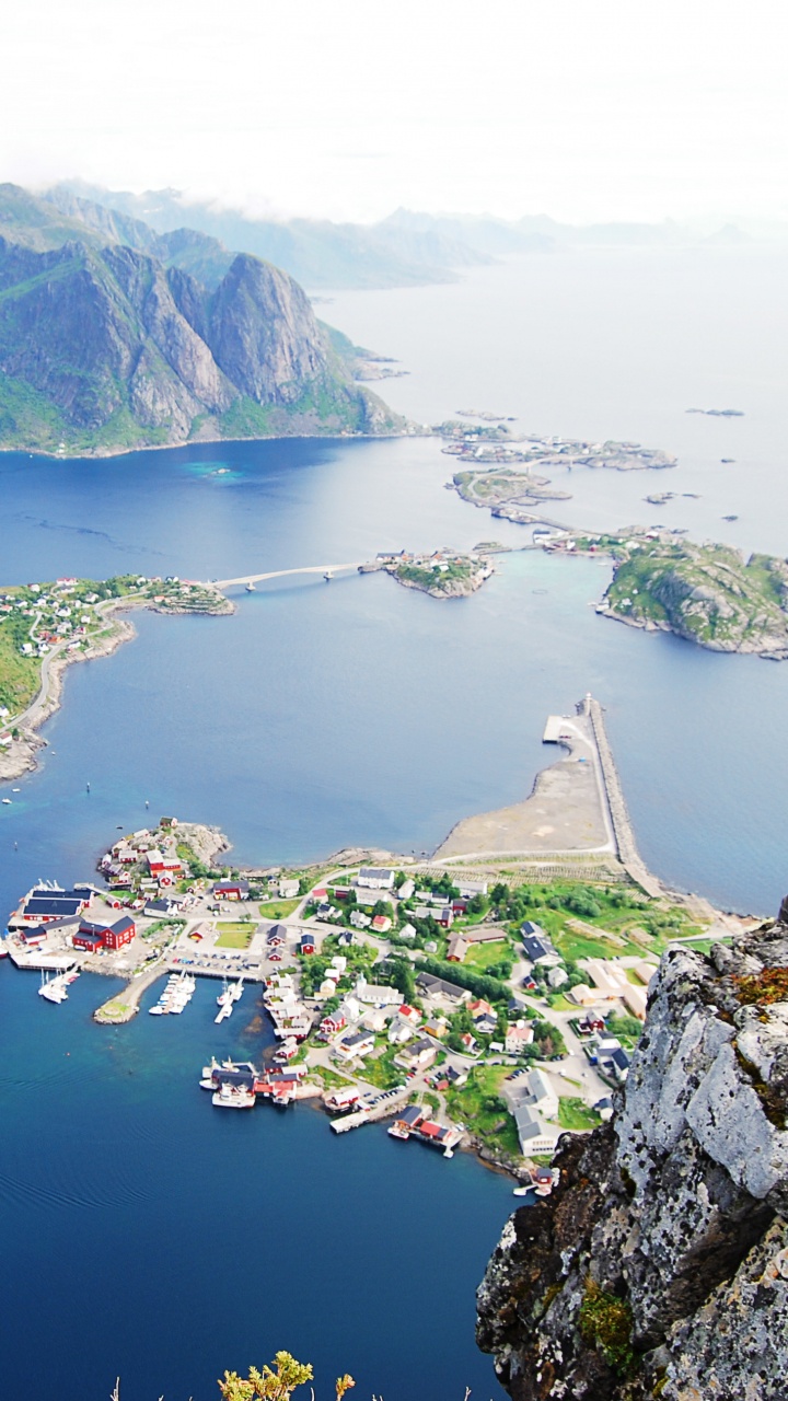 Luftaufnahme Von Grünen Und Braunen Bergen Neben Dem Gewässer Tagsüber. Wallpaper in 720x1280 Resolution