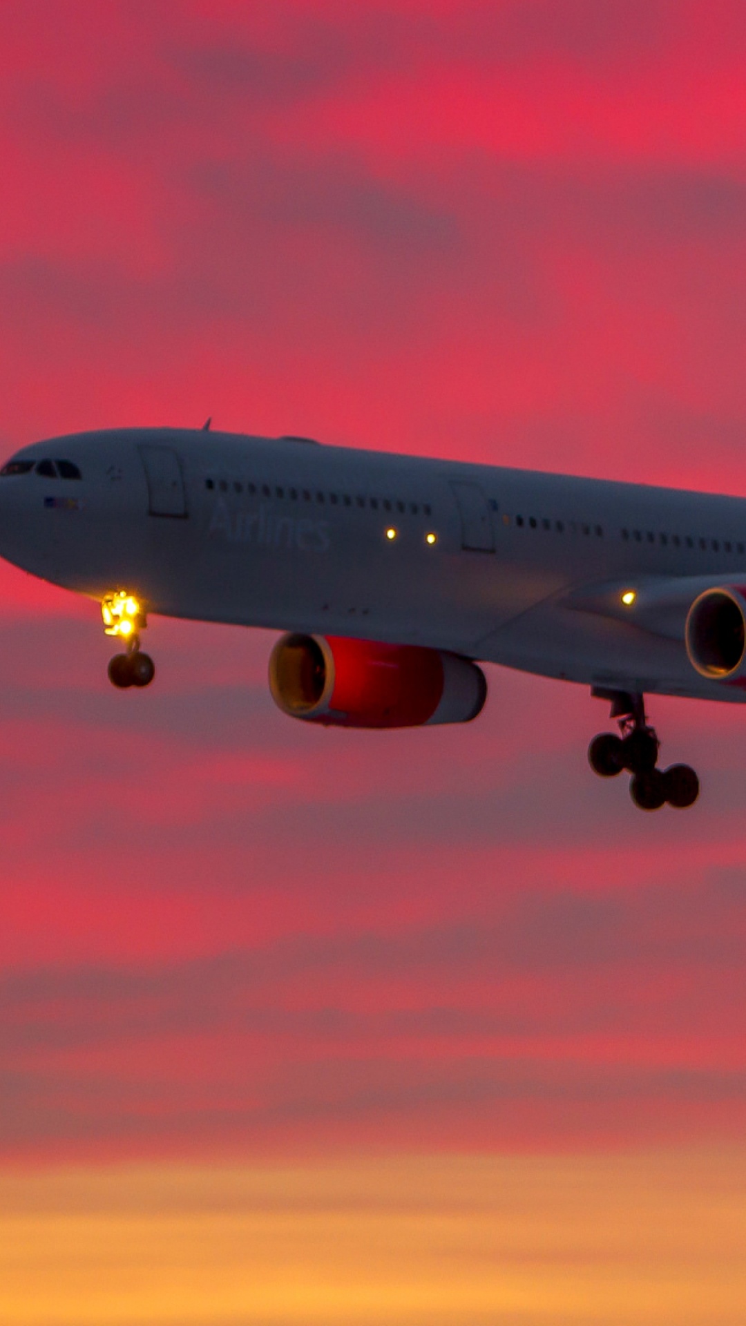 Weißes Passagierflugzeug in Der Luft Während Des Sonnenuntergangs. Wallpaper in 1080x1920 Resolution