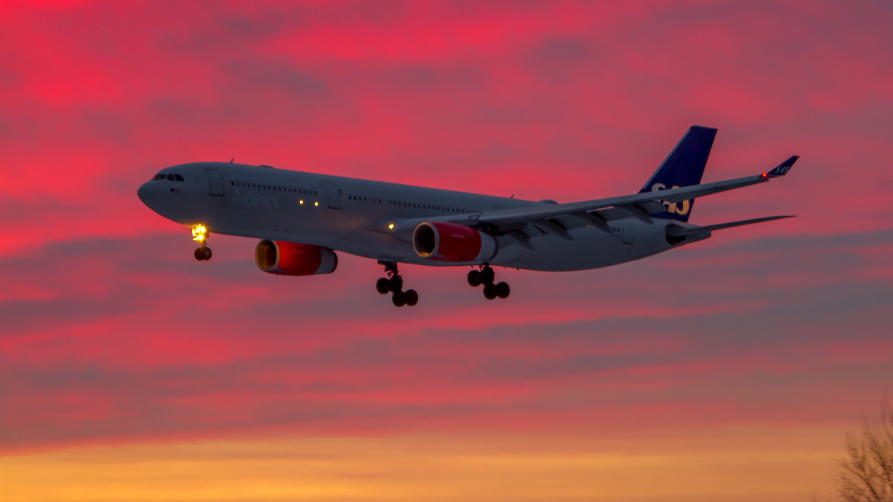 Weißes Passagierflugzeug in Der Luft Während Des Sonnenuntergangs. Wallpaper in 1280x720 Resolution