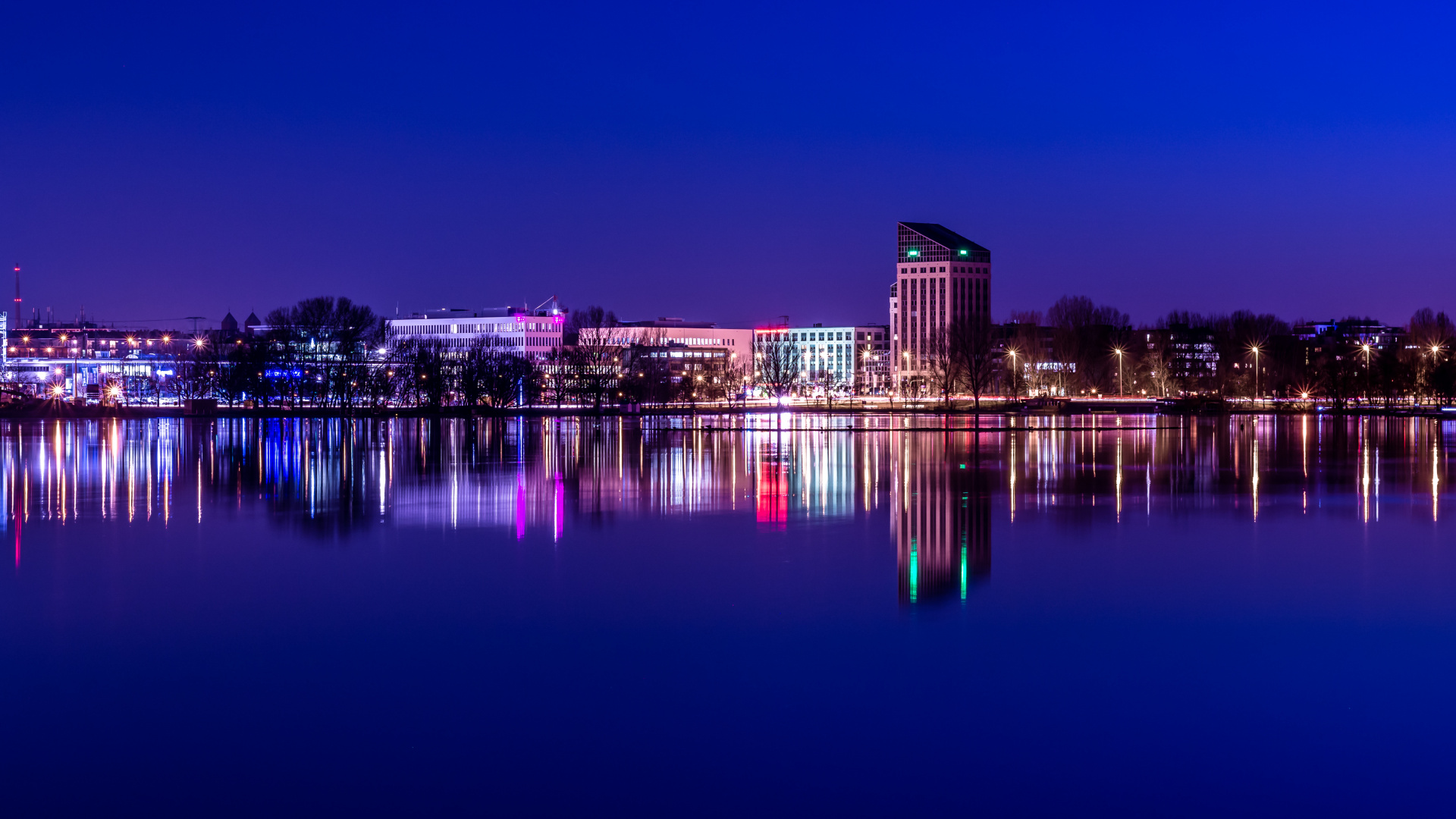Braunes Betongebäude in Der Nähe Von Gewässern Während Der Nacht. Wallpaper in 1920x1080 Resolution