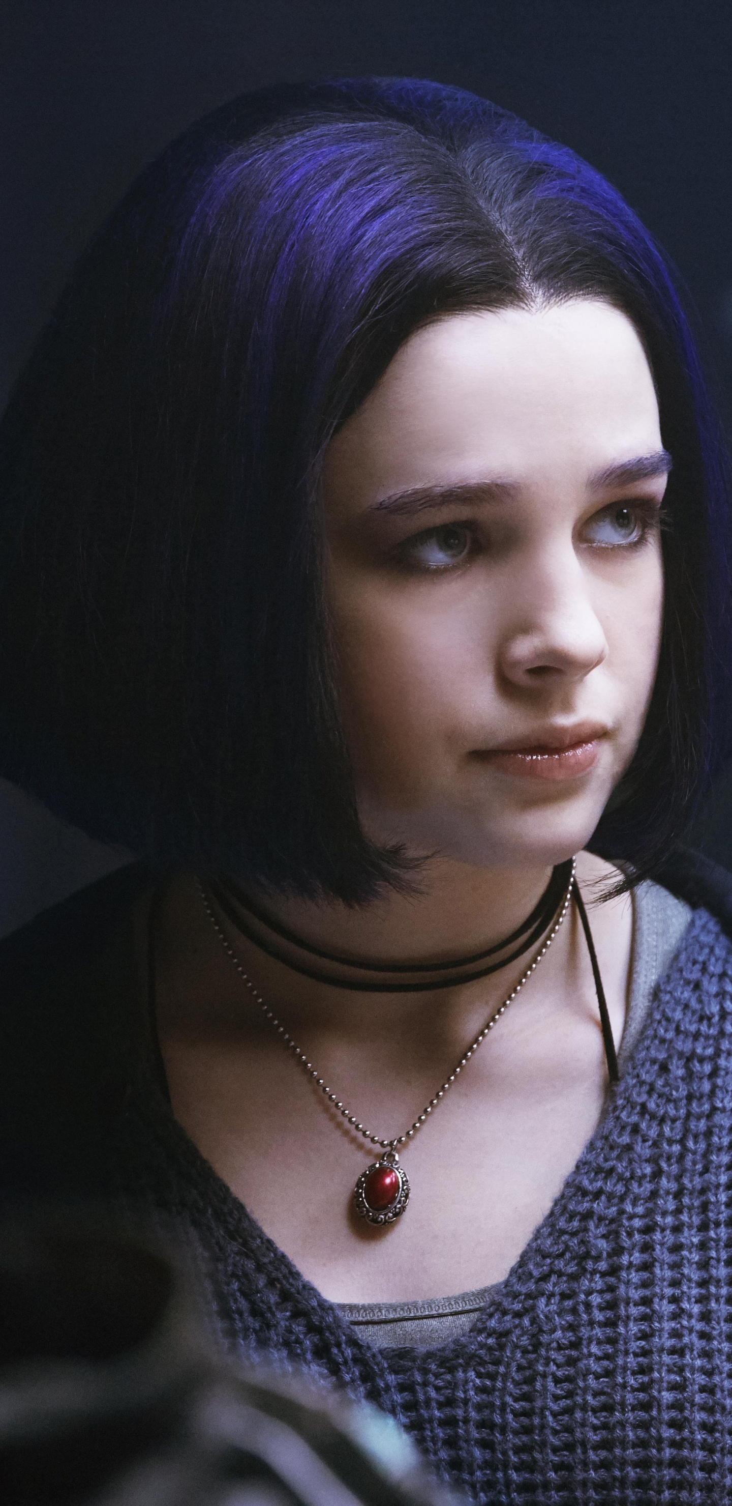 Frau im Schwarzen Blazer Mit Mikrofon. Wallpaper in 1440x2960 Resolution