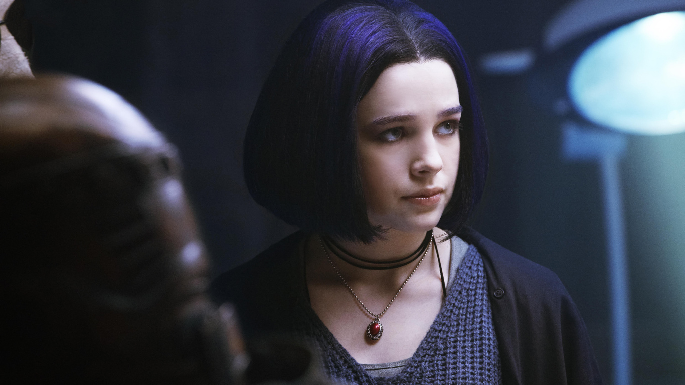 Femme en Blazer Noir Tenant un Microphone. Wallpaper in 1366x768 Resolution