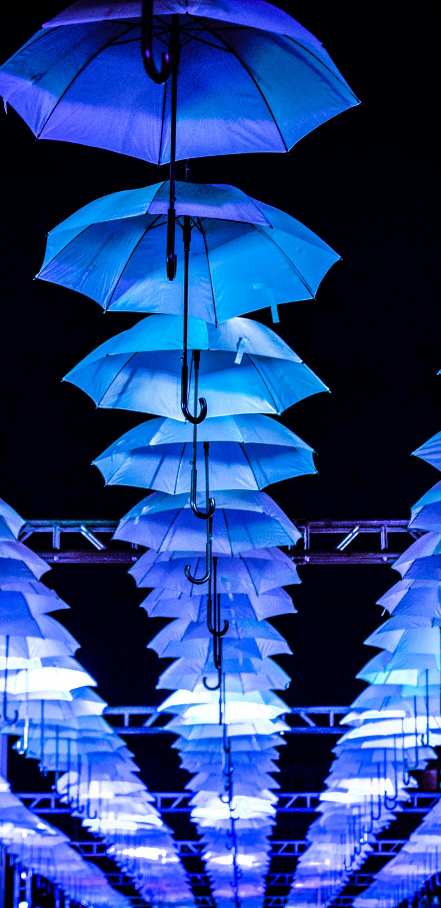 Paraguas Naranja Sobre Fondo Negro. Wallpaper in 1440x2960 Resolution