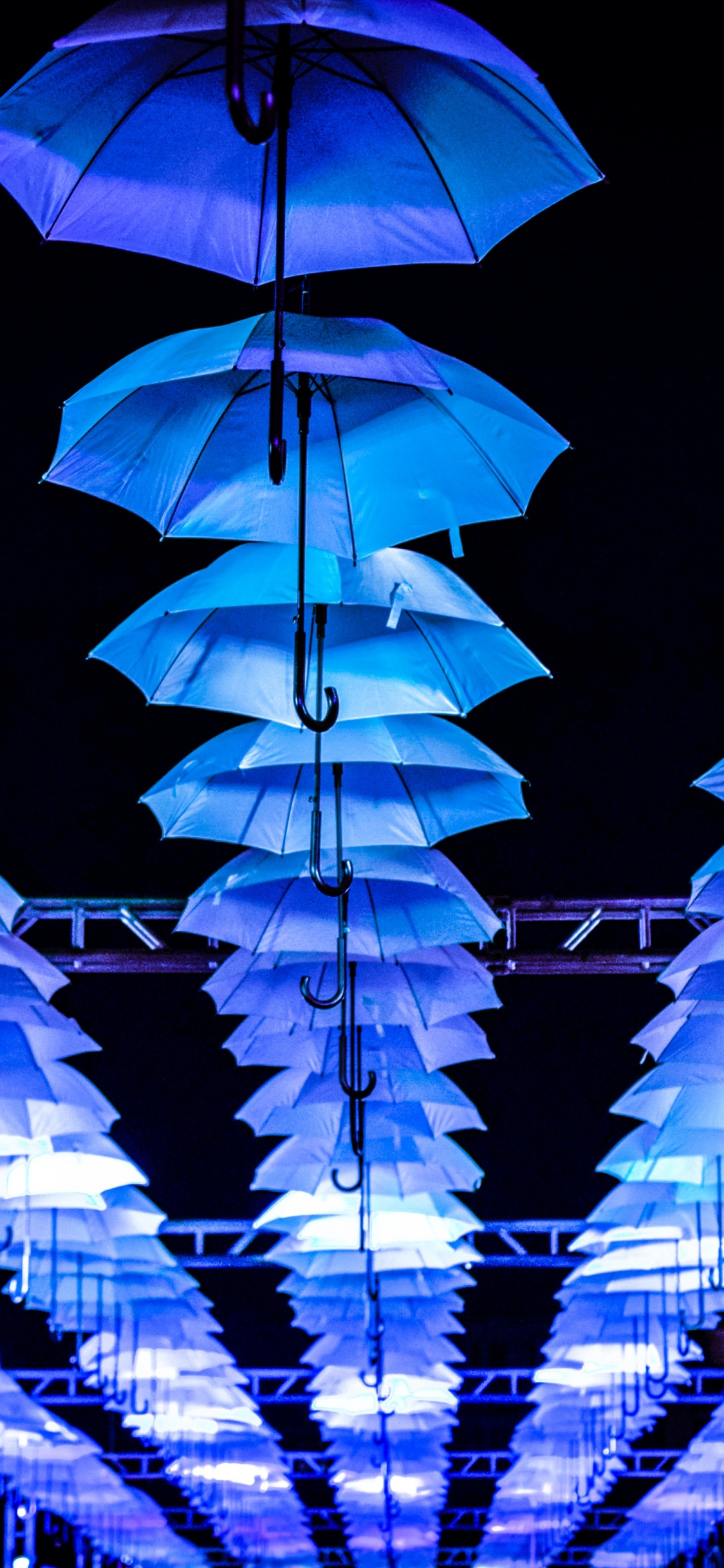 Parapluies Orange Sur Fond Noir. Wallpaper in 1125x2436 Resolution