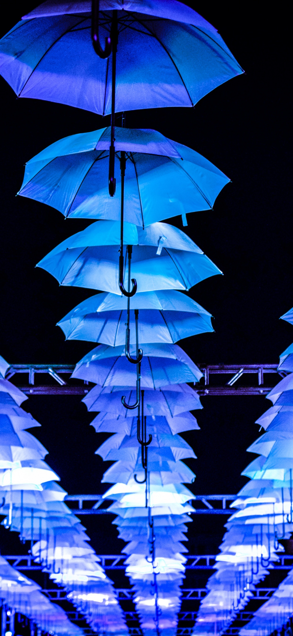 Parapluies Orange Sur Fond Noir. Wallpaper in 1242x2688 Resolution