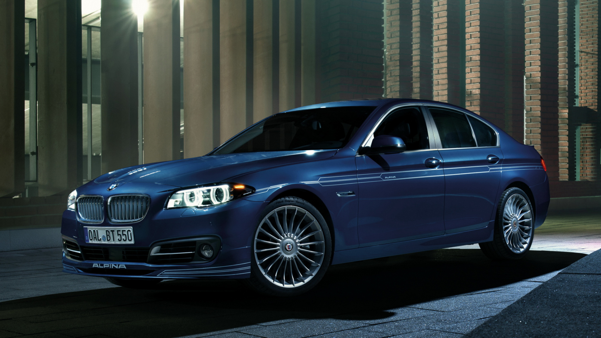 Mercedes Benz Berline Bleue Garée à Côté du Bâtiment Gris. Wallpaper in 1920x1080 Resolution