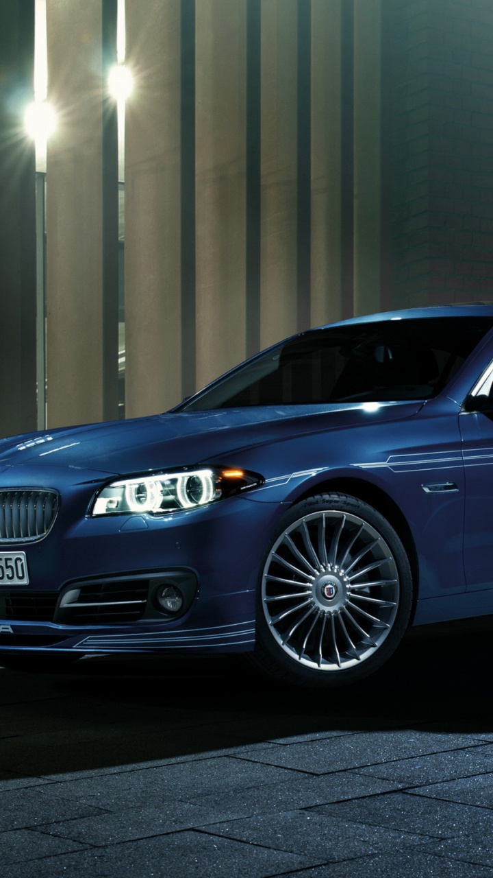 Mercedes Benz Berline Bleue Garée à Côté du Bâtiment Gris. Wallpaper in 720x1280 Resolution