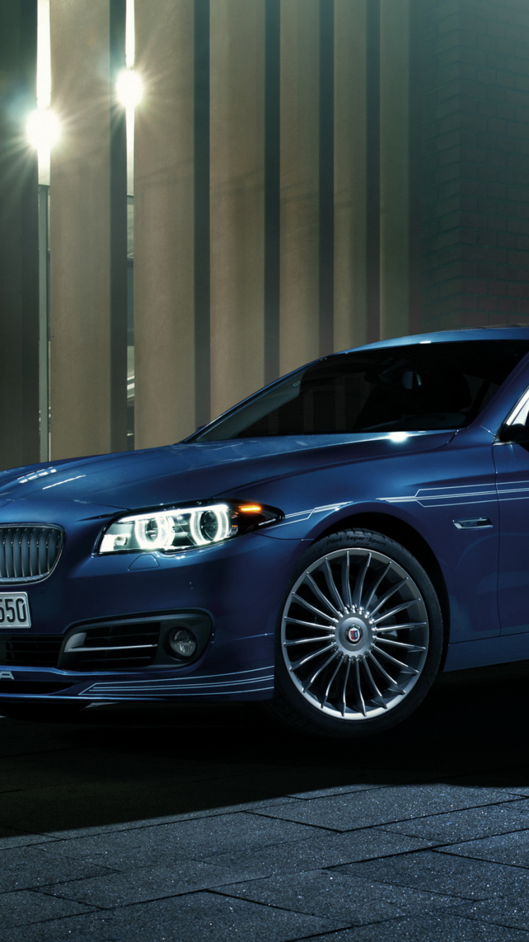 Mercedes Benz Berline Bleue Garée à Côté du Bâtiment Gris. Wallpaper in 750x1334 Resolution