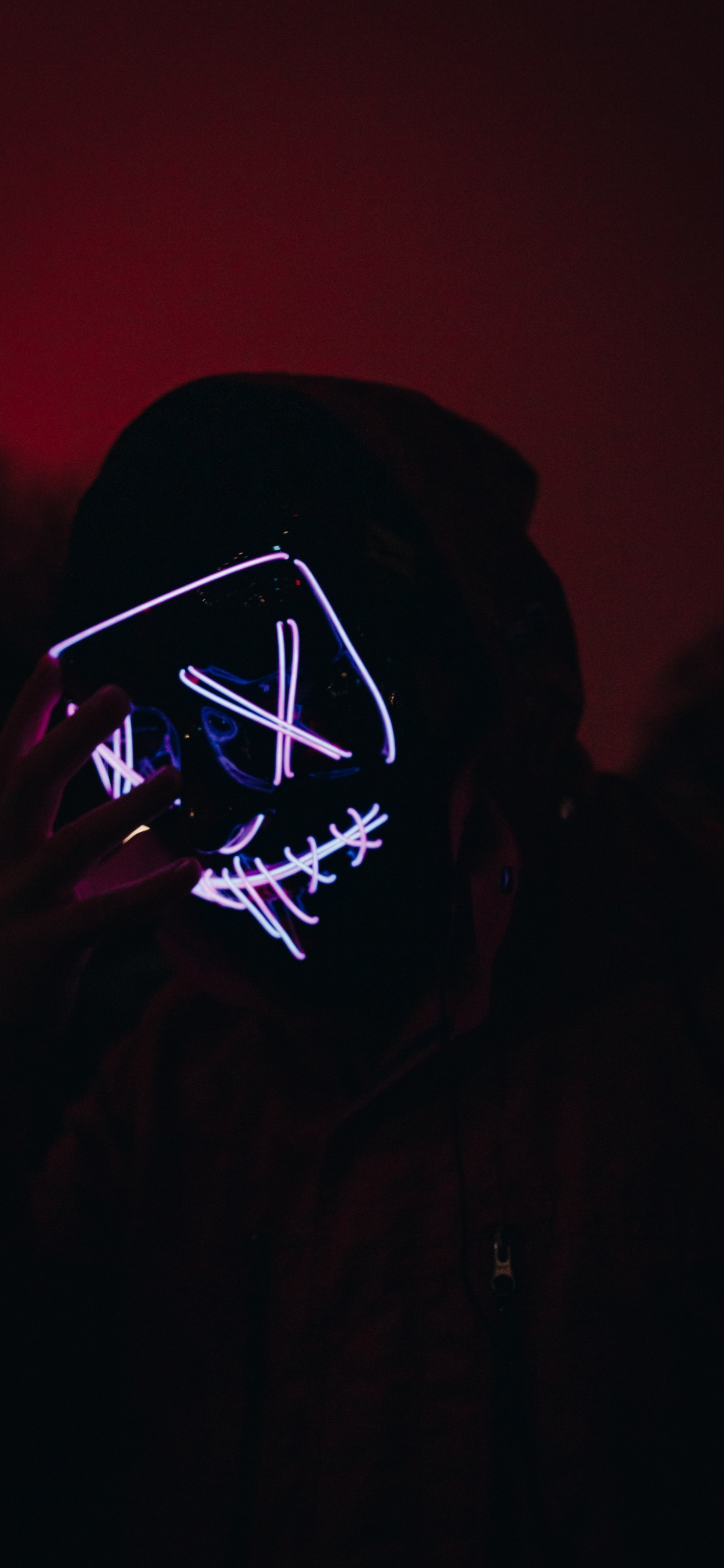 Person Mit Schwarzer Kapuzenjacke. Wallpaper in 1242x2688 Resolution