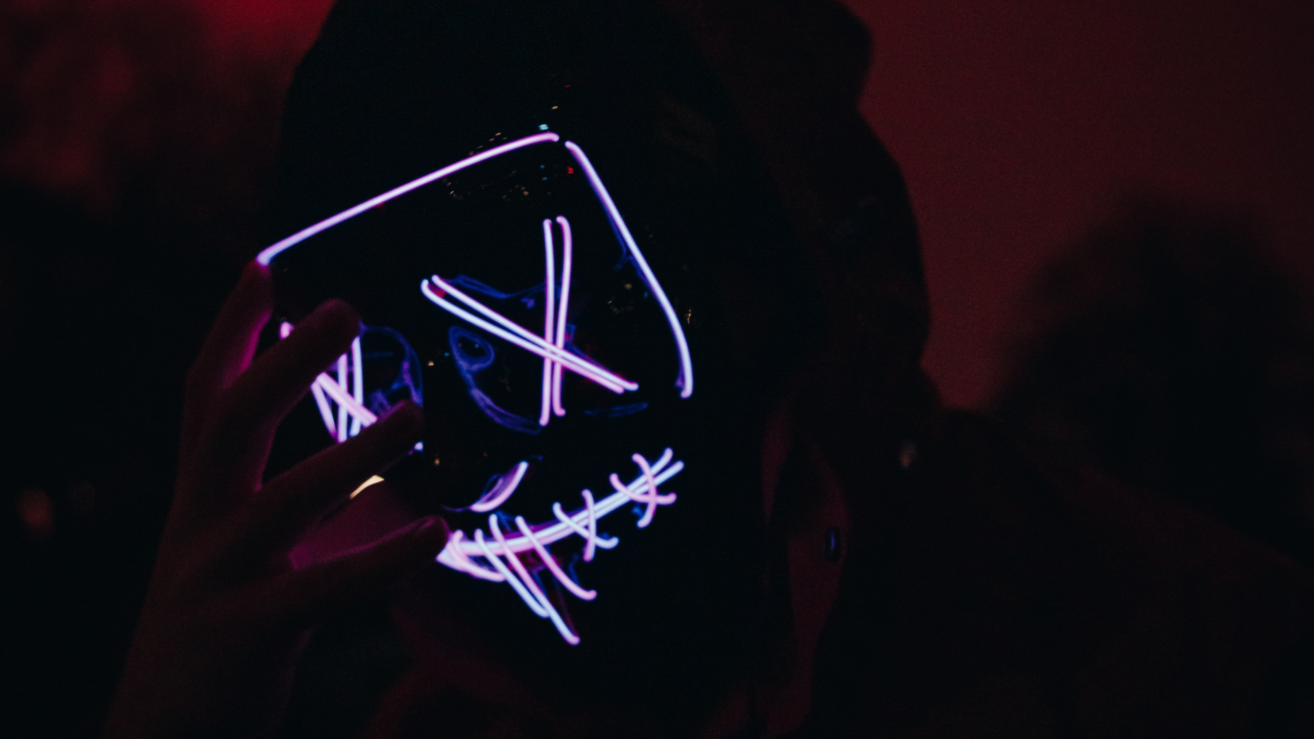 Person Mit Schwarzer Kapuzenjacke. Wallpaper in 2560x1440 Resolution