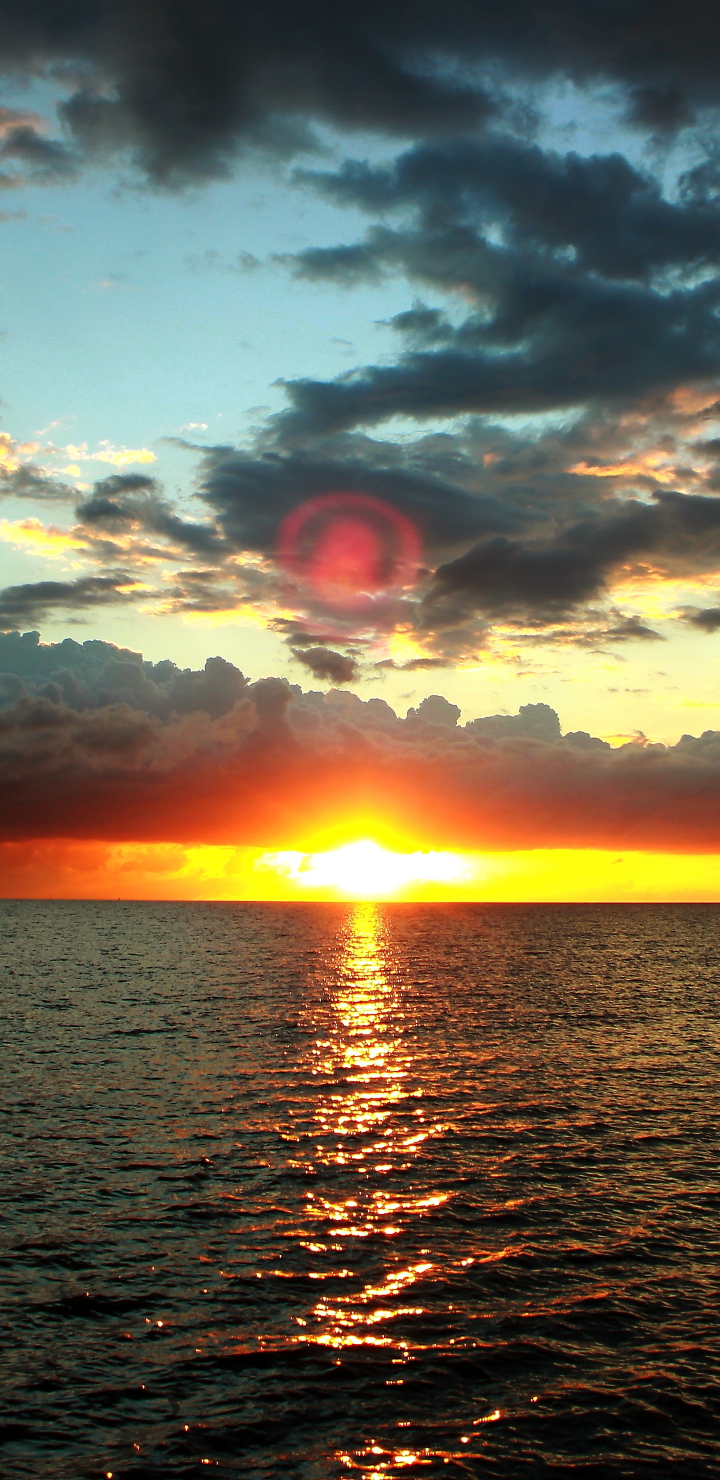 Plan D'eau Sous un Ciel Nuageux au Coucher du Soleil. Wallpaper in 1440x2960 Resolution