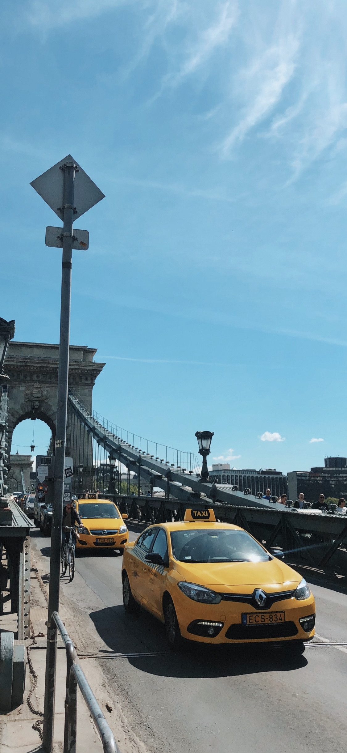 Puente De Las Cadenas, Rey, Auto Compacto, Szchenyi Puente de Las Cadenas, Transporte. Wallpaper in 1125x2436 Resolution