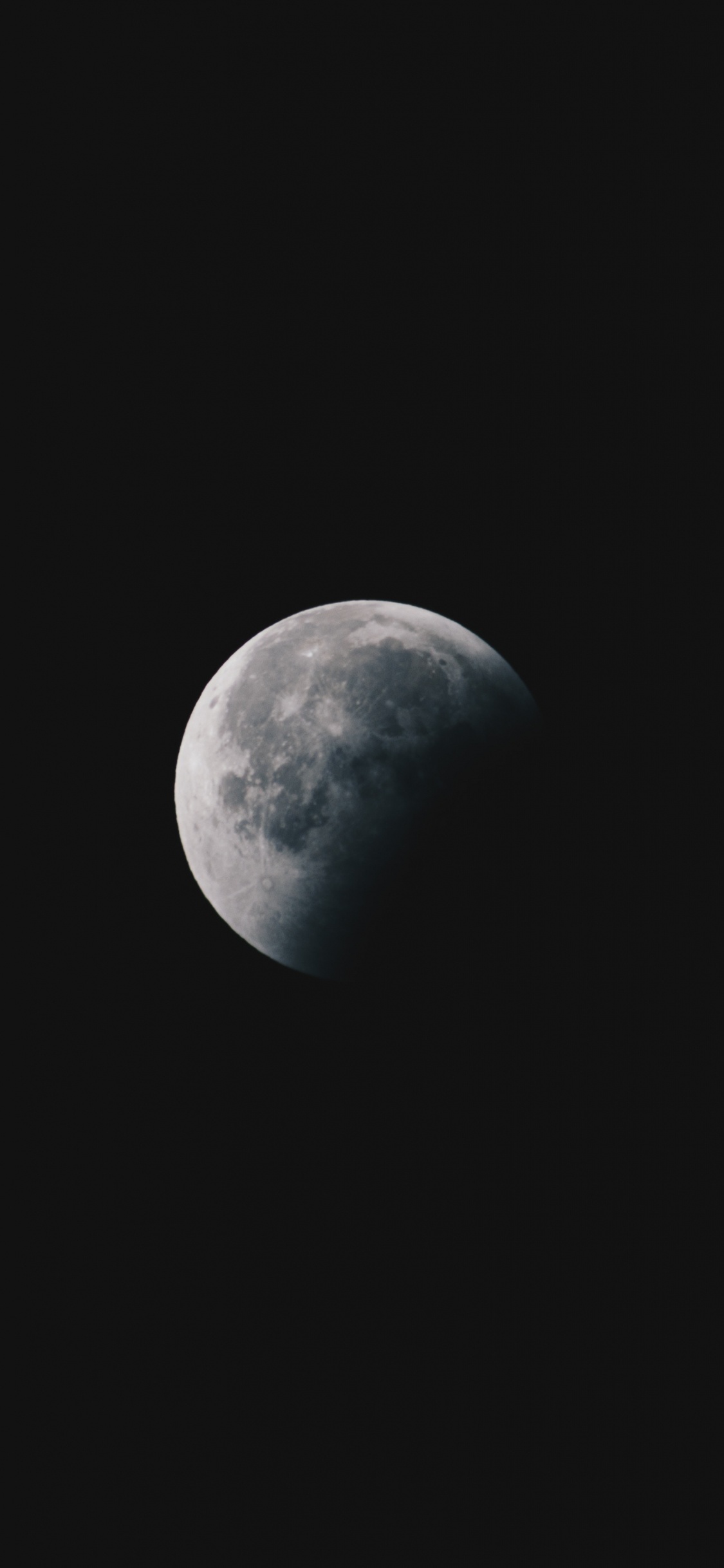 Luna Llena en el Cielo de la Noche Oscura. Wallpaper in 1125x2436 Resolution