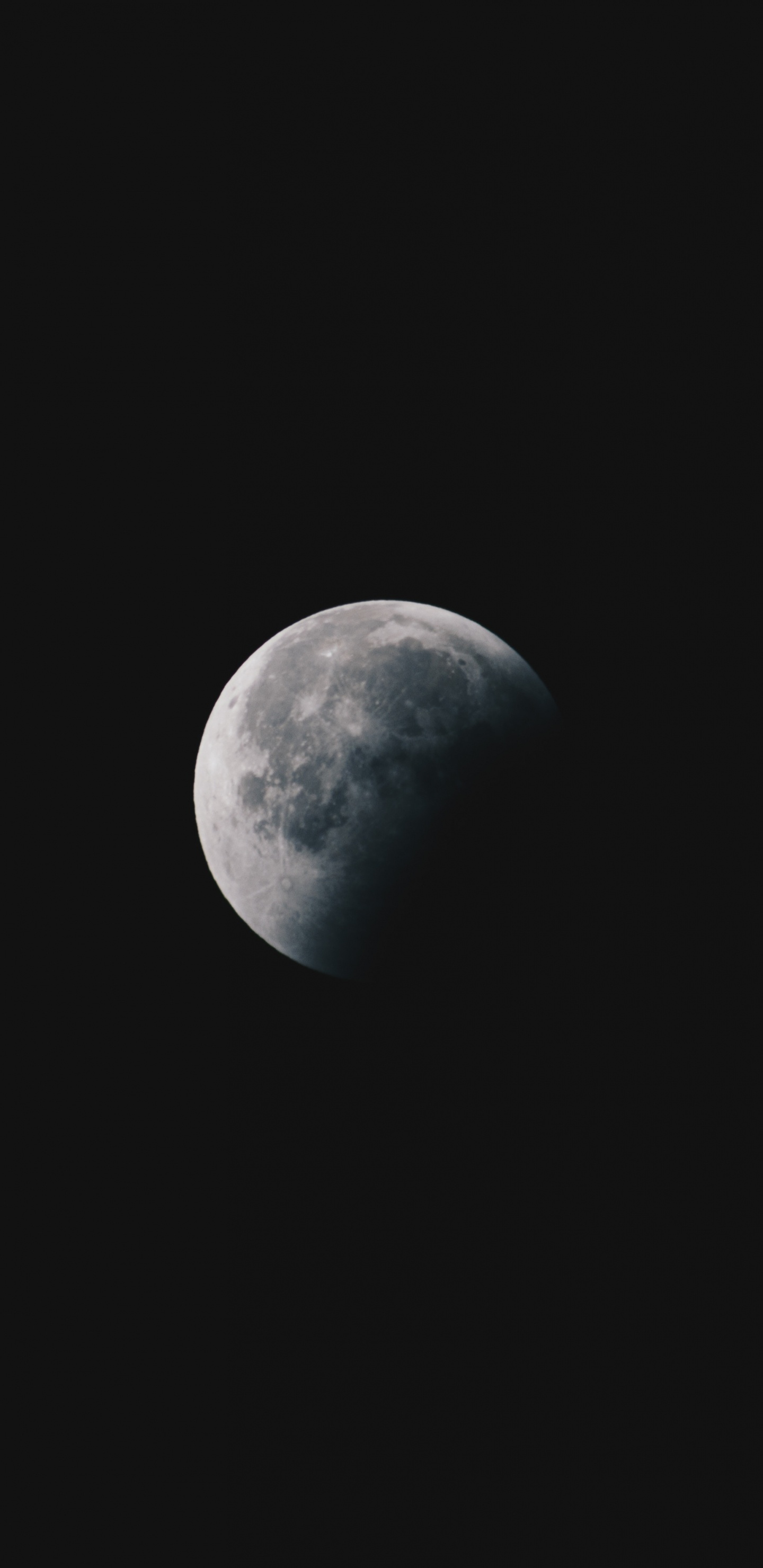 Pleine Lune Dans le Ciel Nocturne. Wallpaper in 1440x2960 Resolution