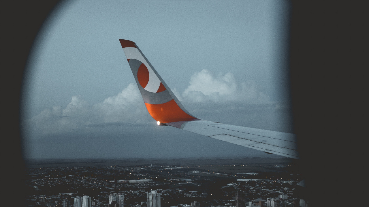 Weißer Und Orangefarbener Flugzeugflügel Tagsüber. Wallpaper in 1280x720 Resolution