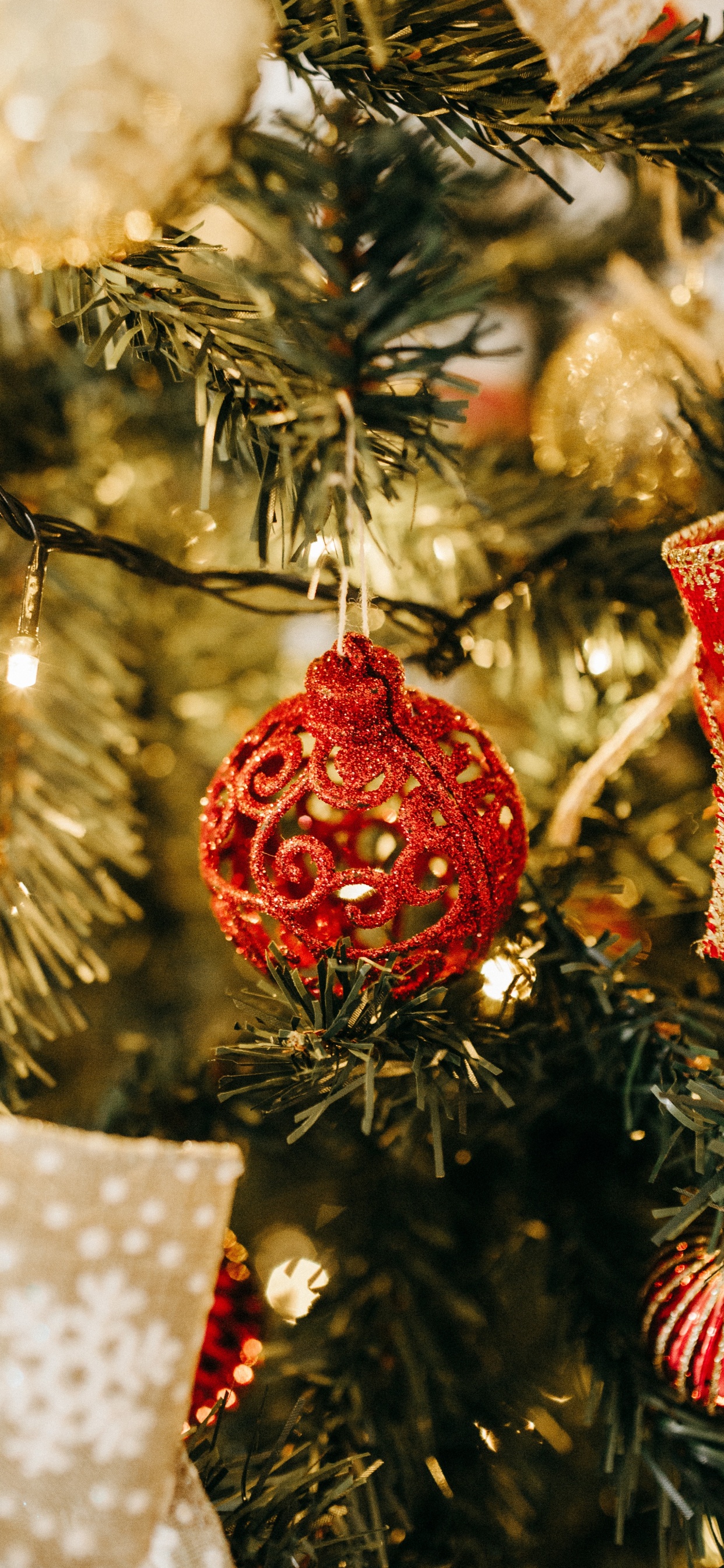 Verzierung, Weihnachten, Weihnachtsbeleuchtung, Heiligabend, Fichte. Wallpaper in 1242x2688 Resolution