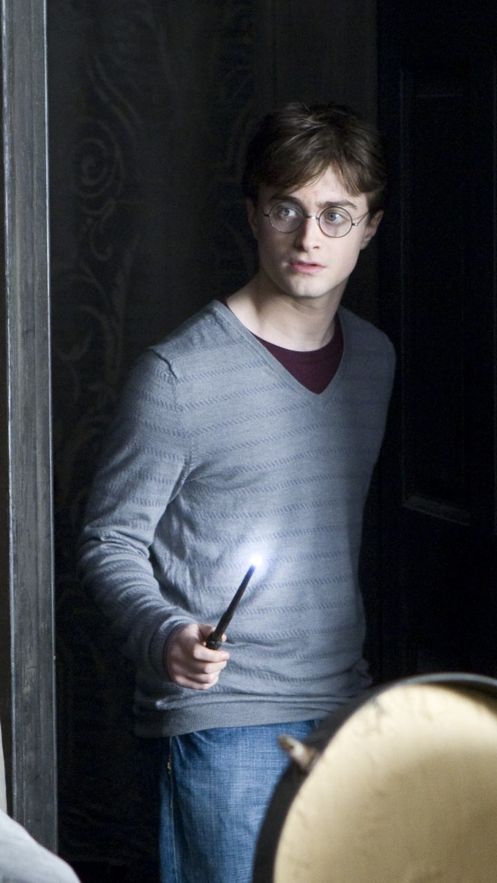 Hombre en Camisa de Manga Larga Con Cuello en V Negro de Pie Junto a la Puerta de Madera Marrón. Wallpaper in 720x1280 Resolution