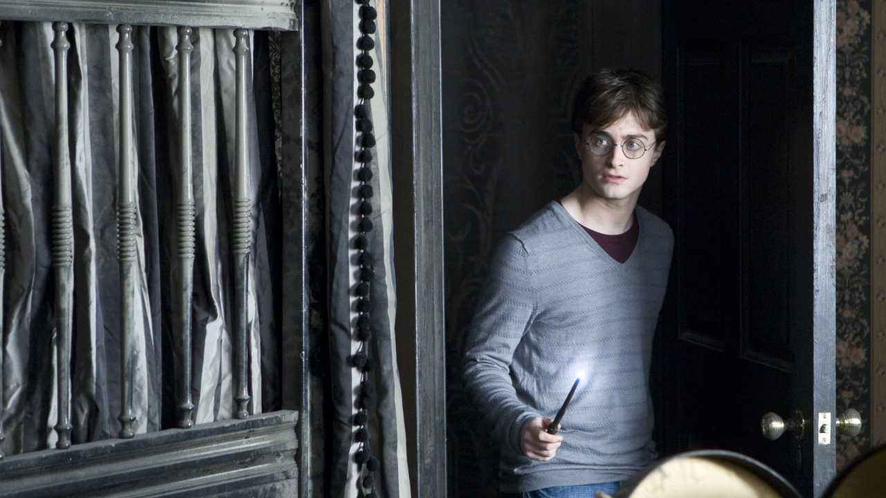 L'homme en Noir Col v Chemise à Manches Longues Debout à Côté de la Porte en Bois Marron. Wallpaper in 1280x720 Resolution