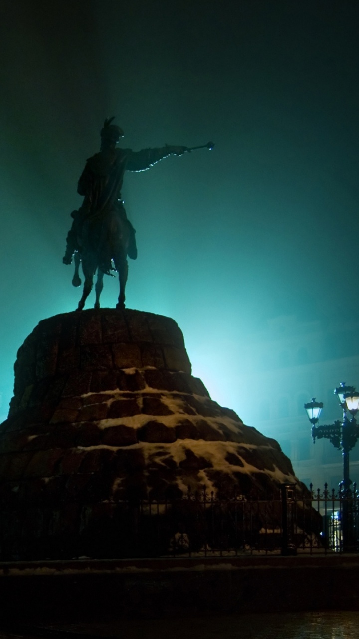 Statue of Man Riding Horse During Night Time. Wallpaper in 720x1280 Resolution