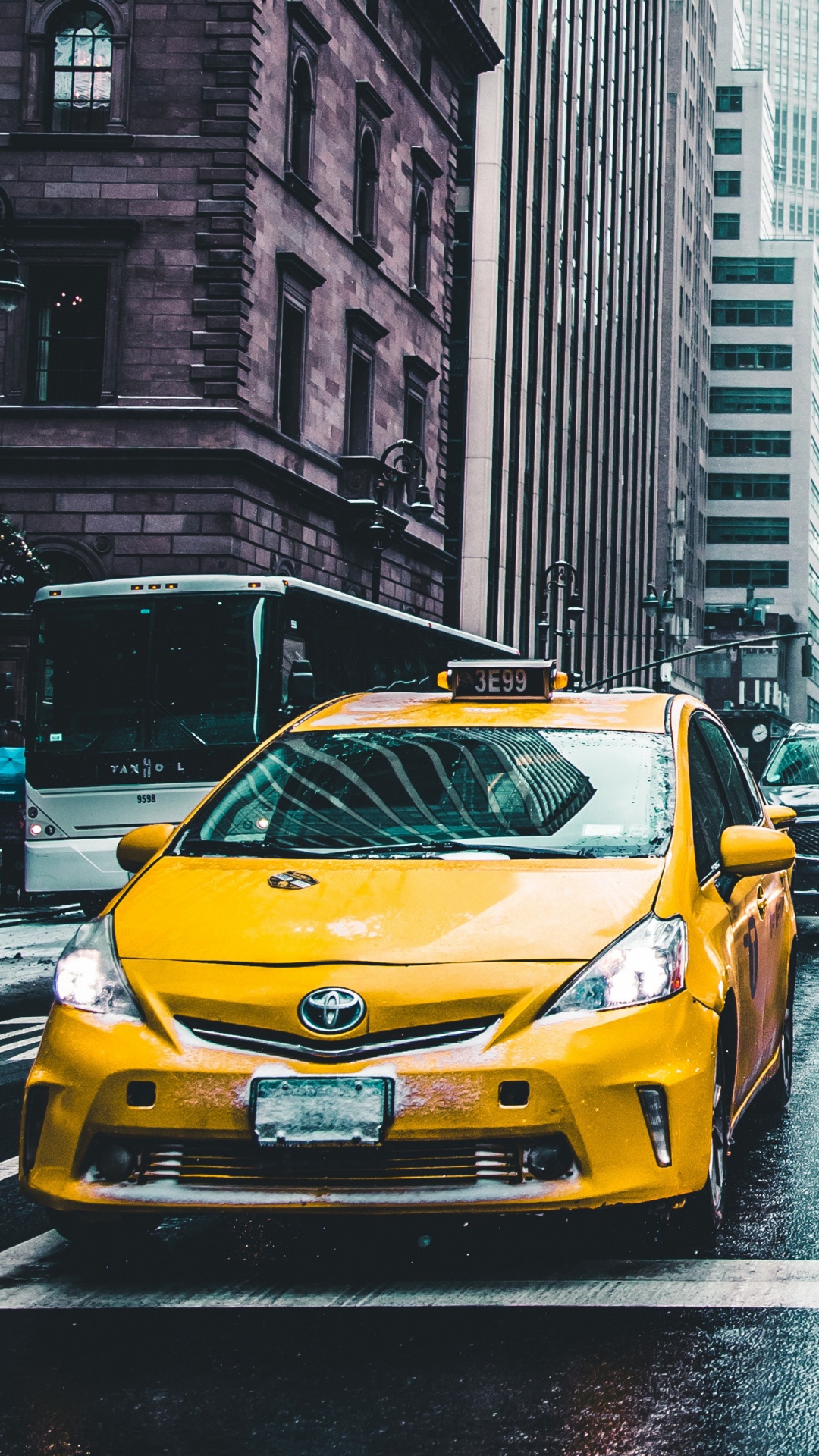 Coche Amarillo en la Carretera Durante el Día. Wallpaper in 1080x1920 Resolution