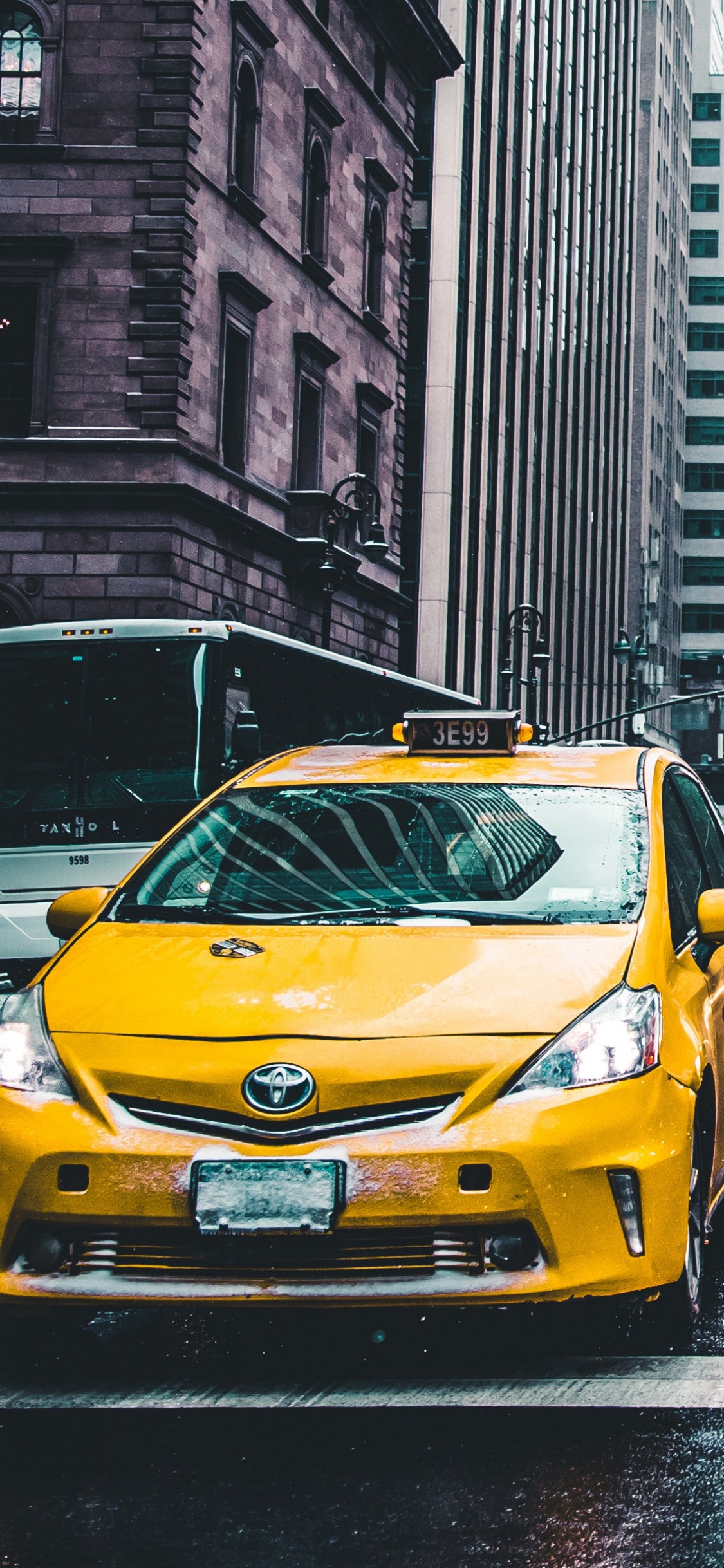 Coche Amarillo en la Carretera Durante el Día. Wallpaper in 1125x2436 Resolution