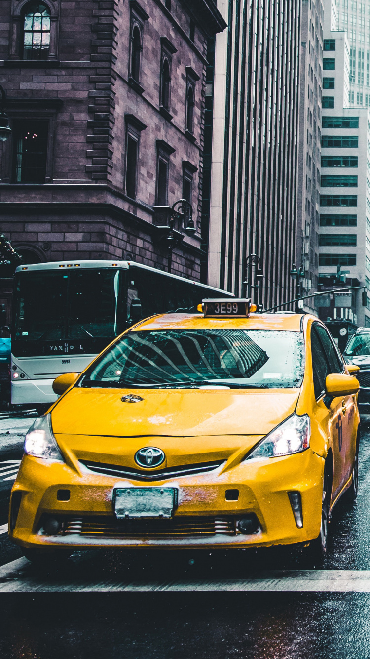 Coche Amarillo en la Carretera Durante el Día. Wallpaper in 750x1334 Resolution