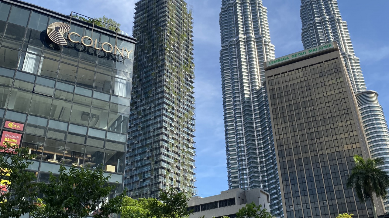 Petronas Towers, Kuala Lumpur, Malaysia, Daytime, Tower Block. Wallpaper in 1280x720 Resolution