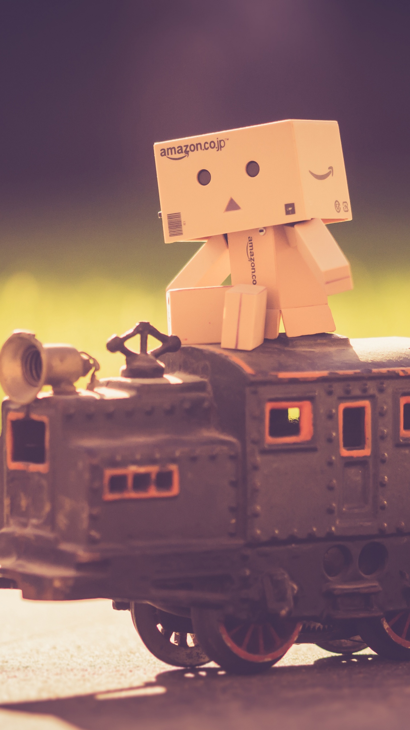 Robot en Carton Marron Sur Train Noir. Wallpaper in 1440x2560 Resolution