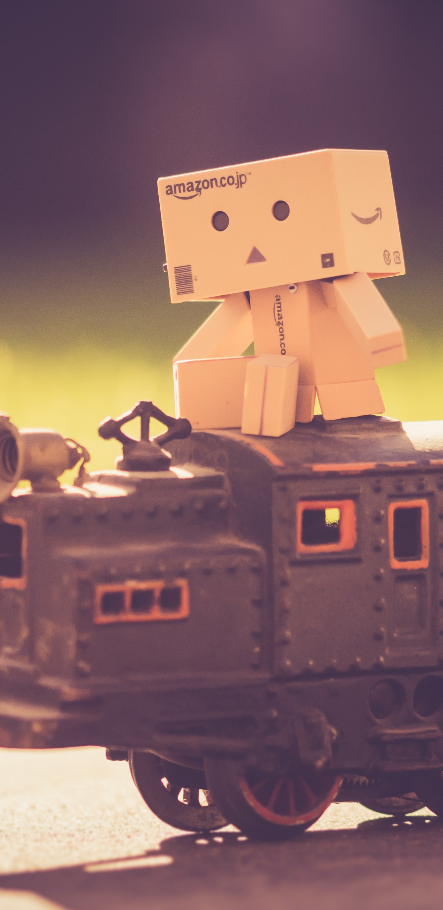 Robot en Carton Marron Sur Train Noir. Wallpaper in 1440x2960 Resolution