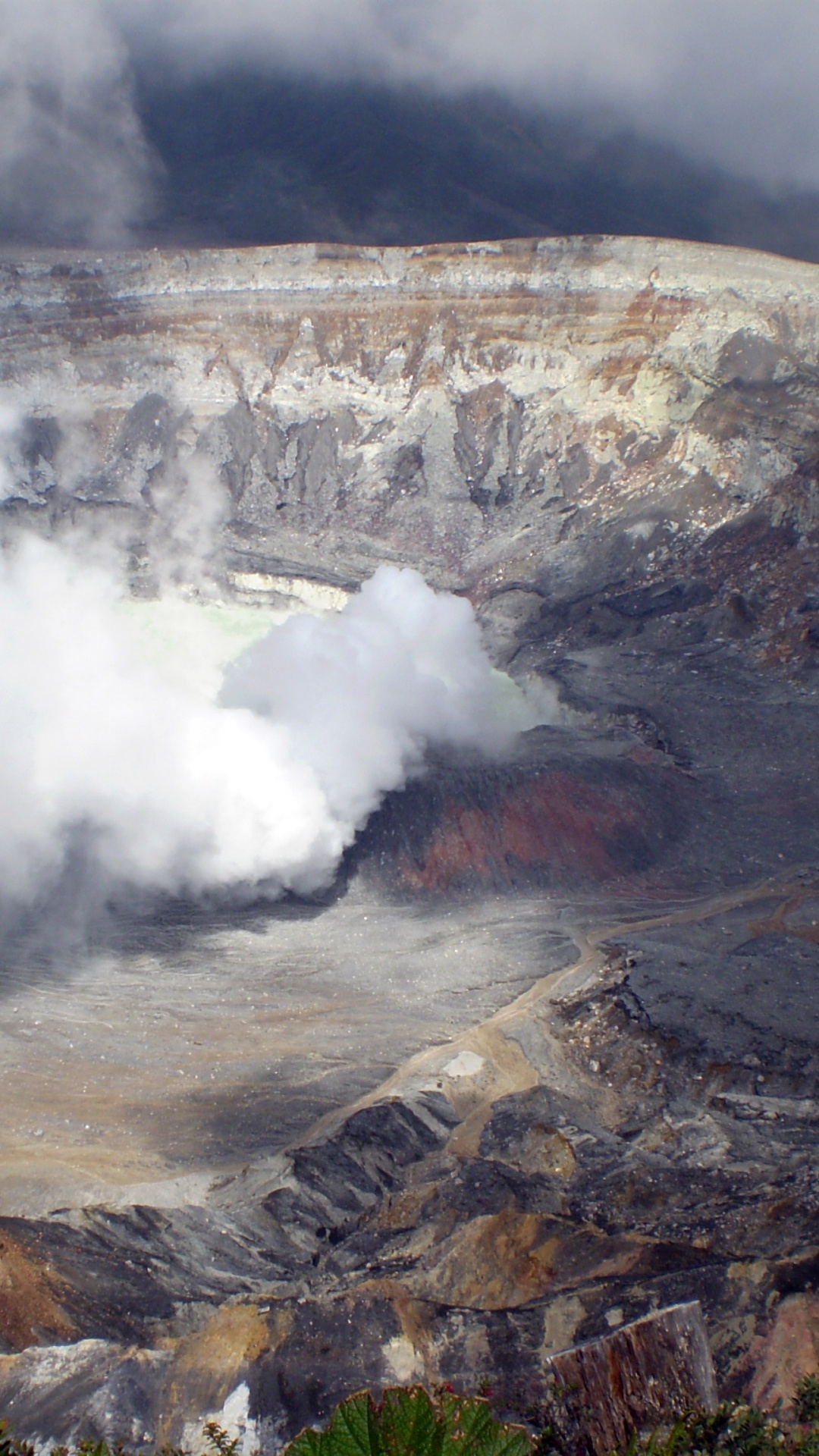 Weißer Rauch Aus Braunem Und Grauem Berg. Wallpaper in 1080x1920 Resolution