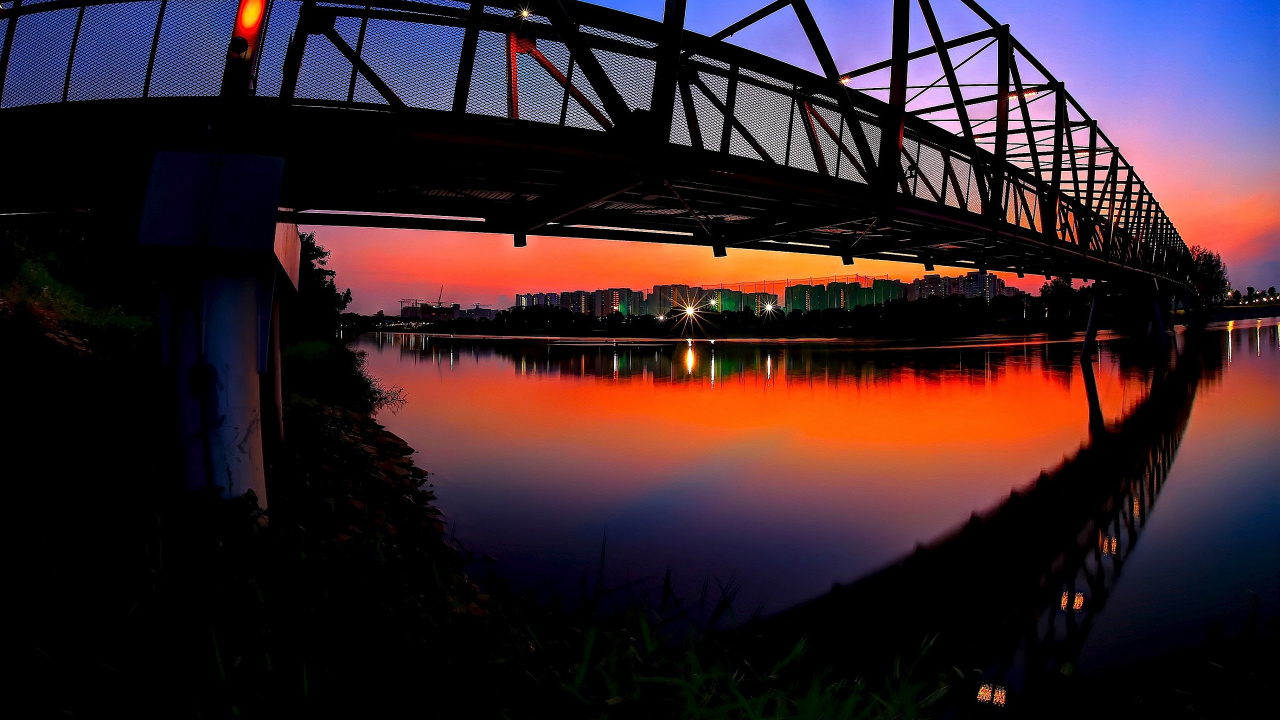 Silhouette Der Brücke Über Dem Gewässer Bei Sonnenuntergang. Wallpaper in 1280x720 Resolution