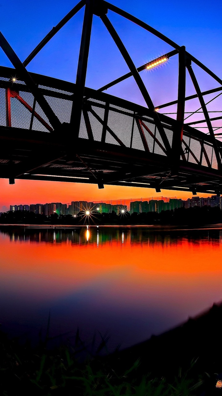 Silhouette Der Brücke Über Dem Gewässer Bei Sonnenuntergang. Wallpaper in 720x1280 Resolution