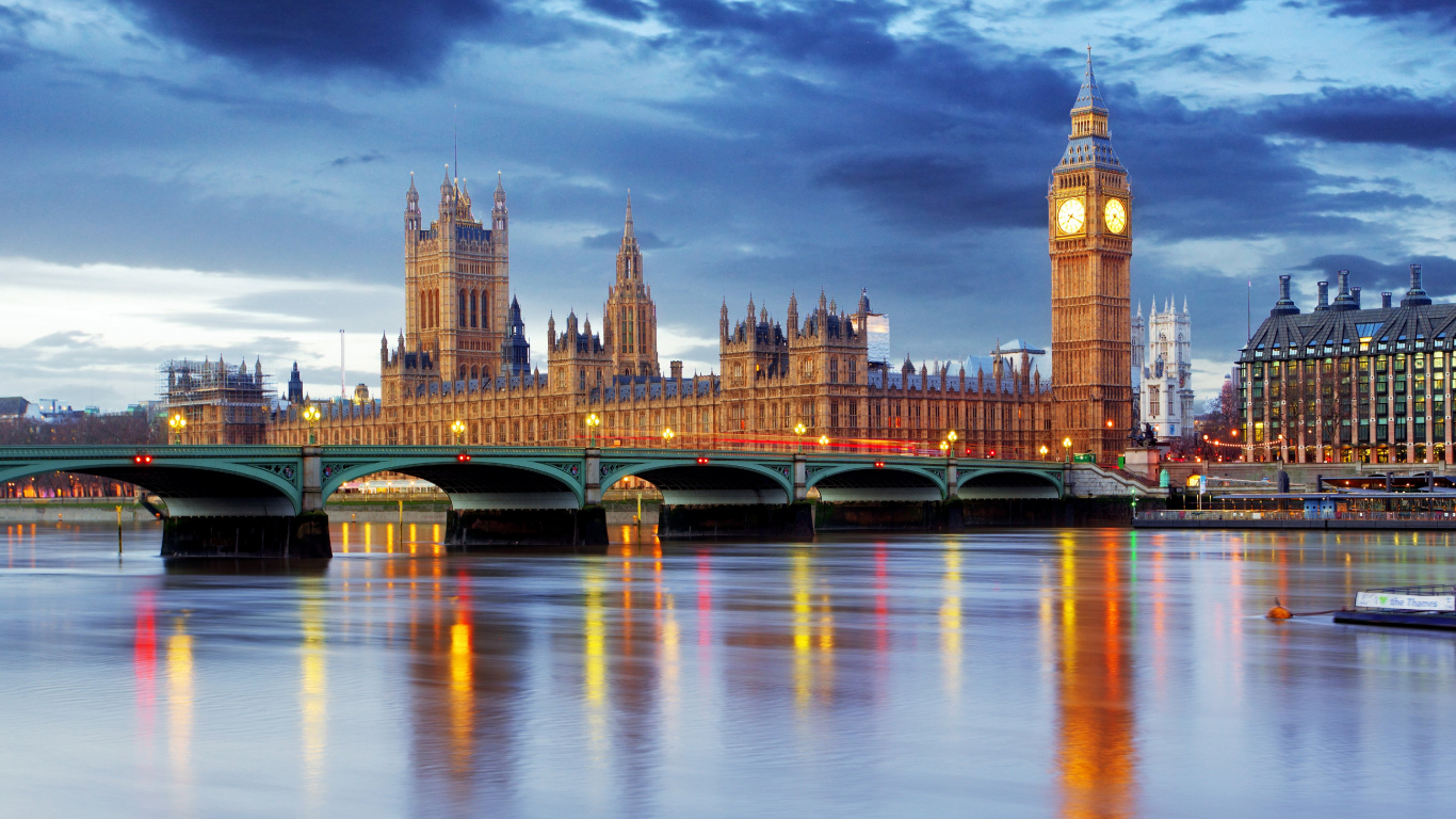 Bâtiment en Béton Brun Près D'un Plan D'eau Pendant la Nuit. Wallpaper in 1366x768 Resolution