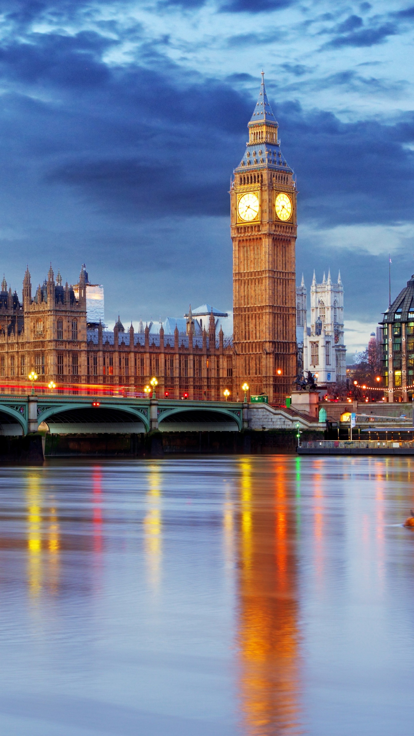 Bâtiment en Béton Brun Près D'un Plan D'eau Pendant la Nuit. Wallpaper in 1440x2560 Resolution