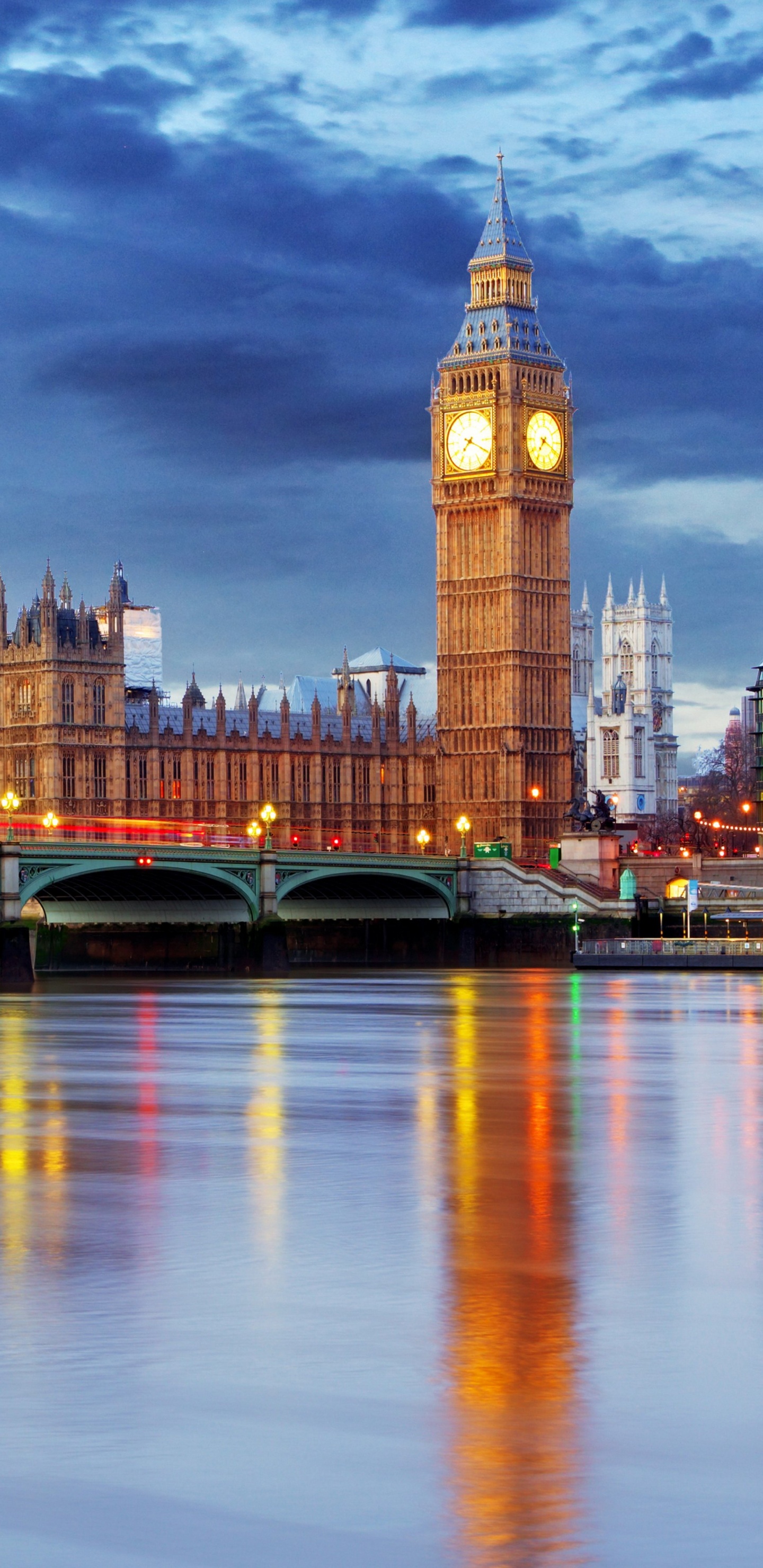 Edificio de Hormigón Marrón Cerca Del Cuerpo de Agua Durante la Noche. Wallpaper in 1440x2960 Resolution