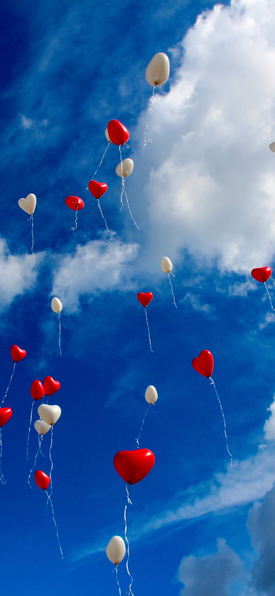 Ballon, Herzen, Blau, Cloud, Tageszeit. Wallpaper in 1125x2436 Resolution