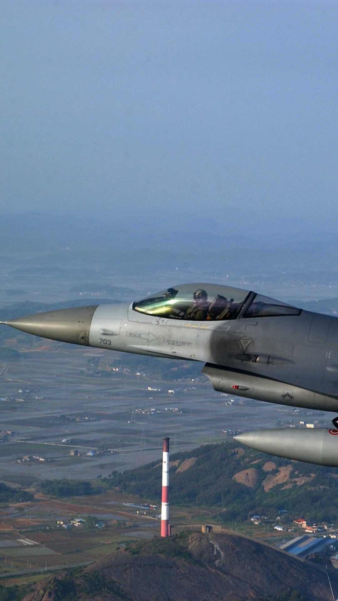 Avion de Chasse Gris Survolant la Ville Pendant la Journée. Wallpaper in 1080x1920 Resolution