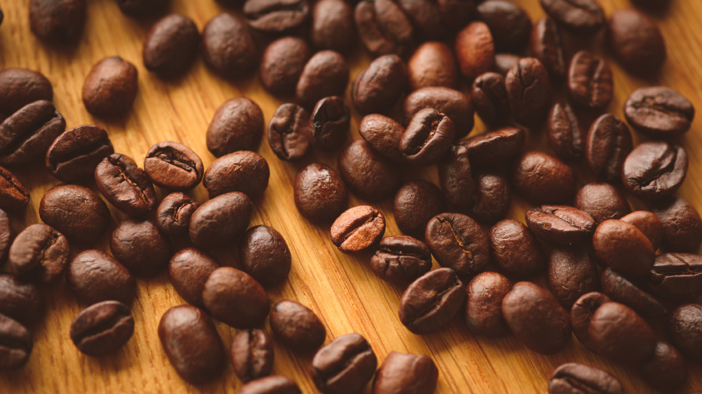 Granos de Café en la Mesa de Madera Marrón. Wallpaper in 1366x768 Resolution