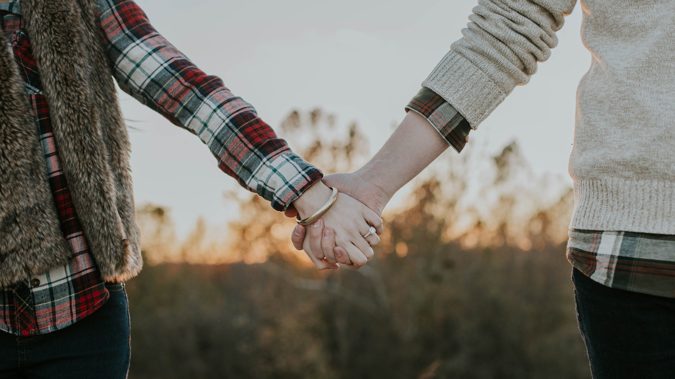 en se Tenant Les Mains, Plaid, Geste, Tartan, Interaction. Wallpaper in 1366x768 Resolution