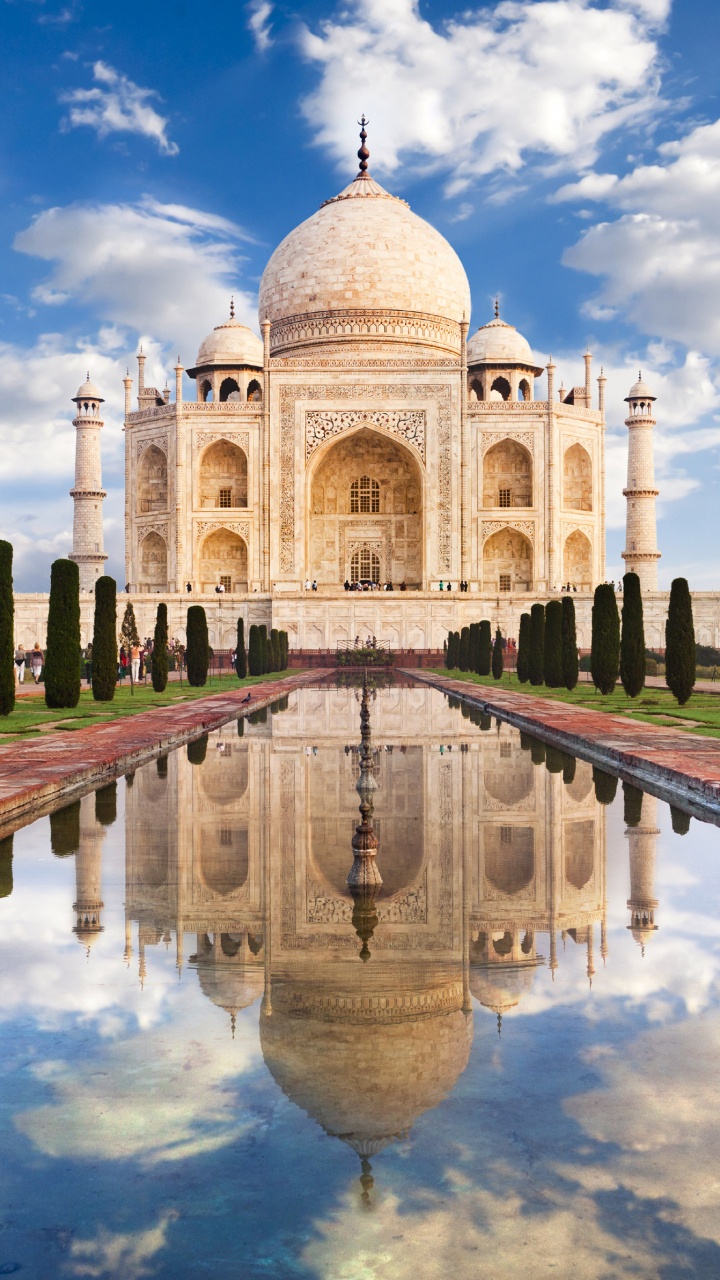 Bâtiment en Béton Blanc Sous Ciel Bleu Pendant la Journée. Wallpaper in 720x1280 Resolution