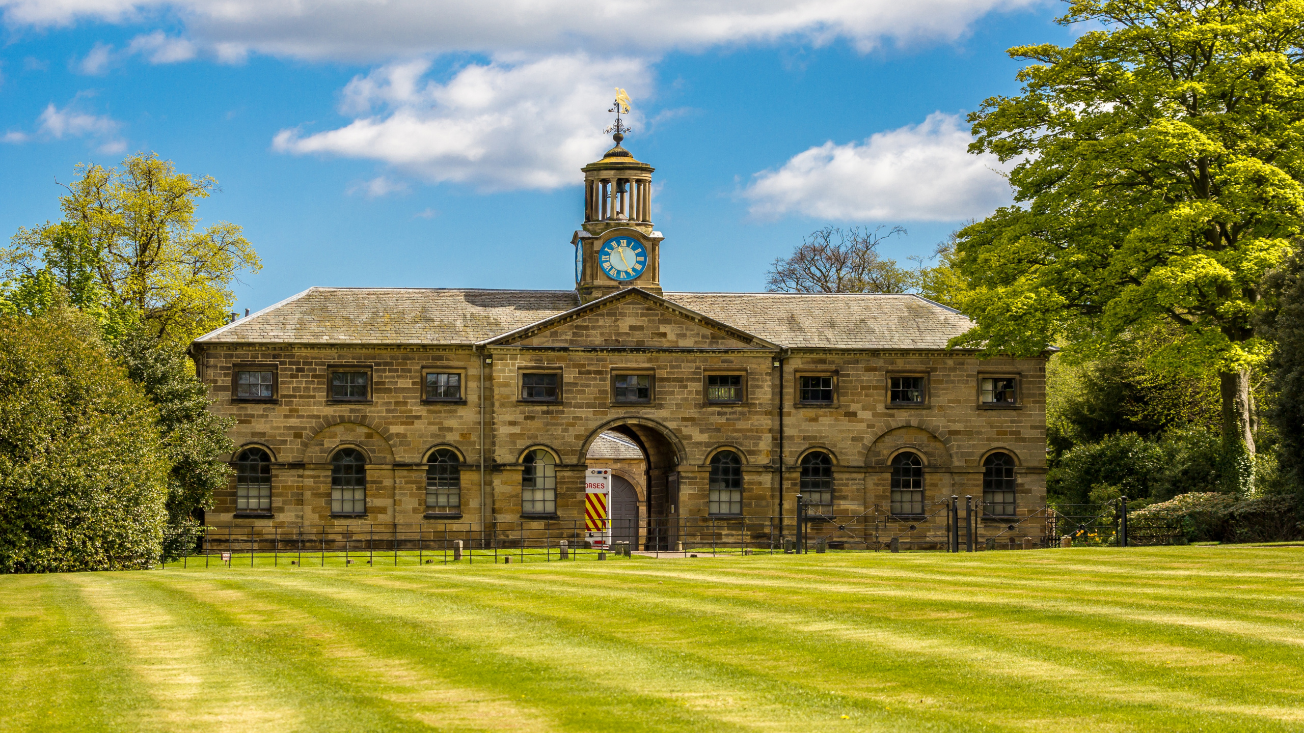 Braunes Betongebäude Unter Blauem Himmel Tagsüber. Wallpaper in 2560x1440 Resolution